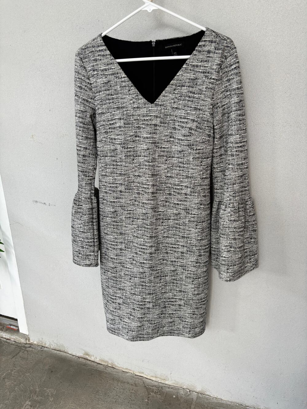Banana Republic Black White Gray Tweed V Neck Bell Sleeve Dress Size XS